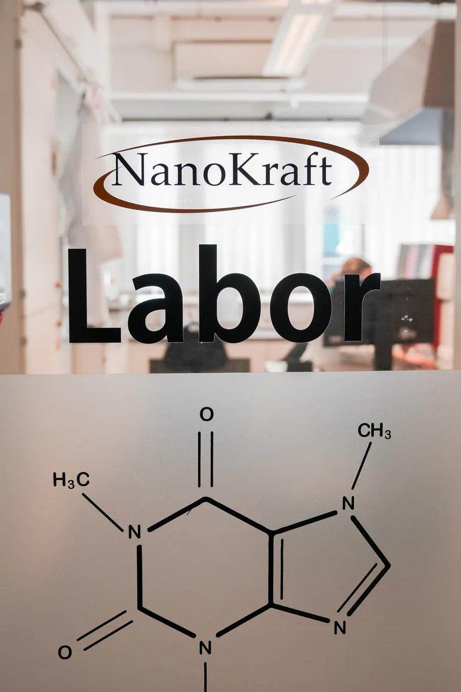 Eingang zum NanoKraft-Labor in Braunau am Inn – Glastür mit NanoKraft-Logo und Schriftzug „Labor“